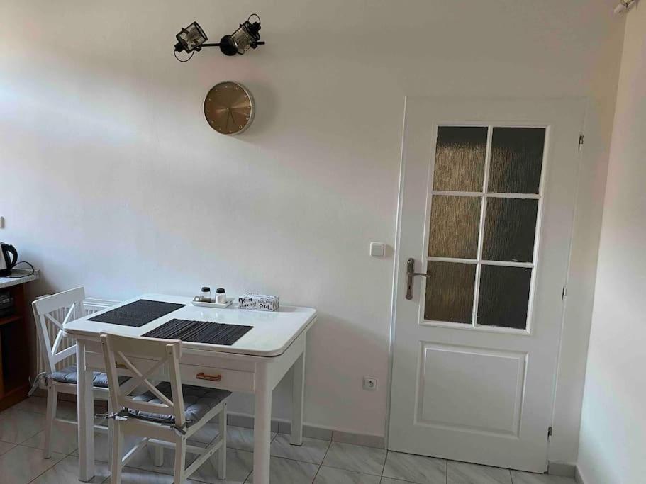 B12 - Bohdanecska 12 Apartment ปาร์ดูบิตเซ ภายนอก รูปภาพ